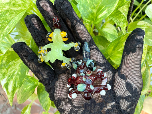 Glass Frog Pendant / Hand Sculpted Frog / Queer Frog Pendant / Frog Necklace / Frog Ornament / Amphibian Necklace / Sana Sana Colita De Rana